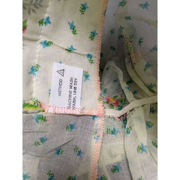 Vintage Floral Bonnet with Ties - Handmade Lightweight Fabric Charming Design - Picture 6 of 9